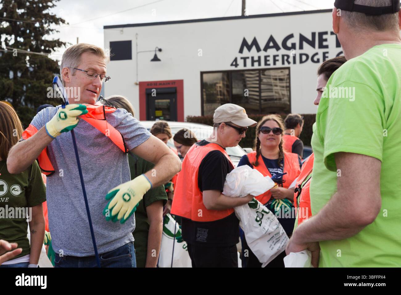 Portland, Oregon - 17 agosto 2017: I volontari indossano giubbotti di sicurezza e guanti per pulire i rifiuti nella loro comunità. Foto Stock