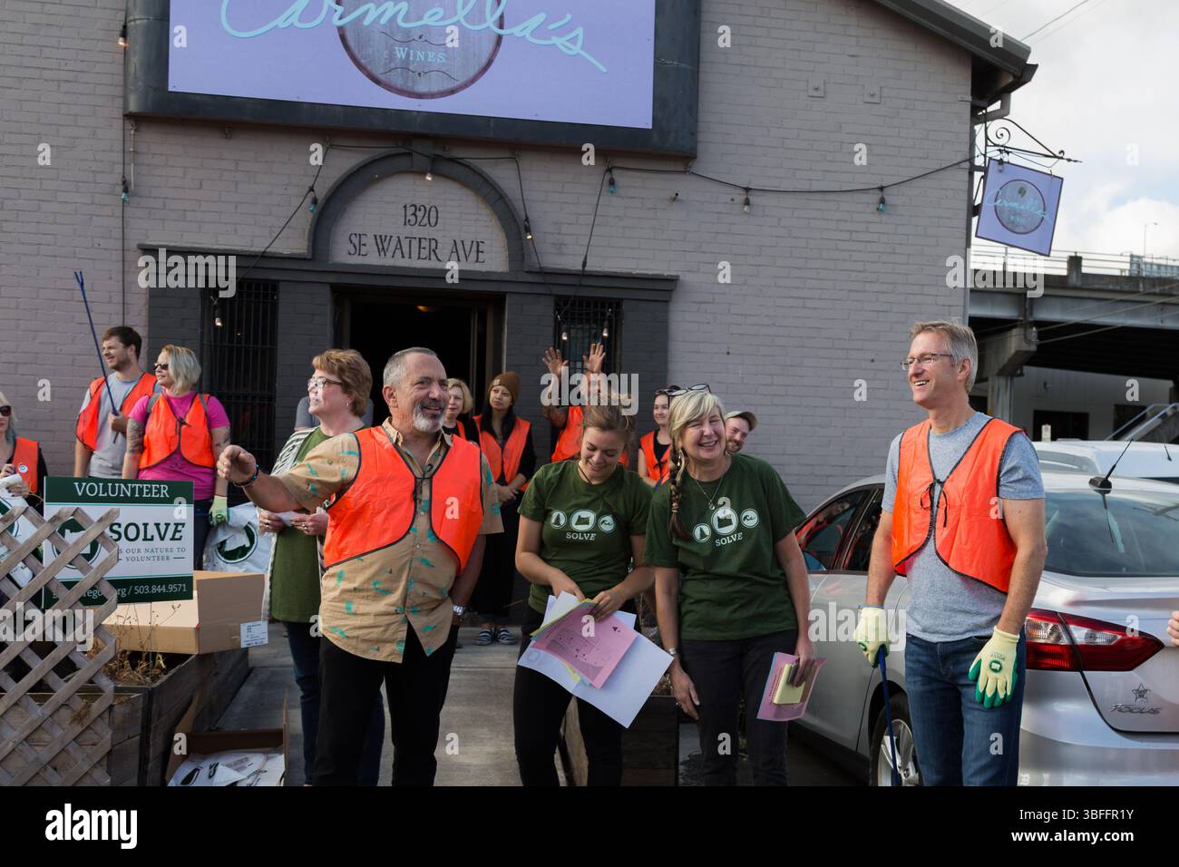 Portland, Oregon - 17 agosto 2017: I volontari di SOLVE si riuniscono per ripulire se Water Ave, promuovendo l'impegno della comunità e la tutela dell'ambiente Foto Stock
