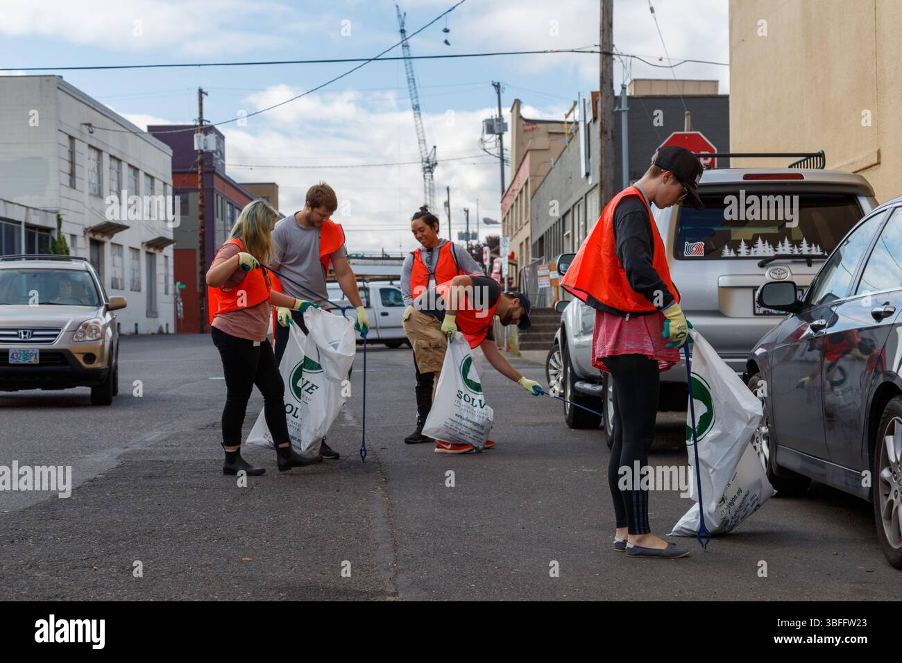 Portland, Oregon - 17 agosto 2017: Volontari di SOLVE Clean Up spazzatura in un vicolo, contribuendo a un ambiente più pulito e sano. Foto Stock