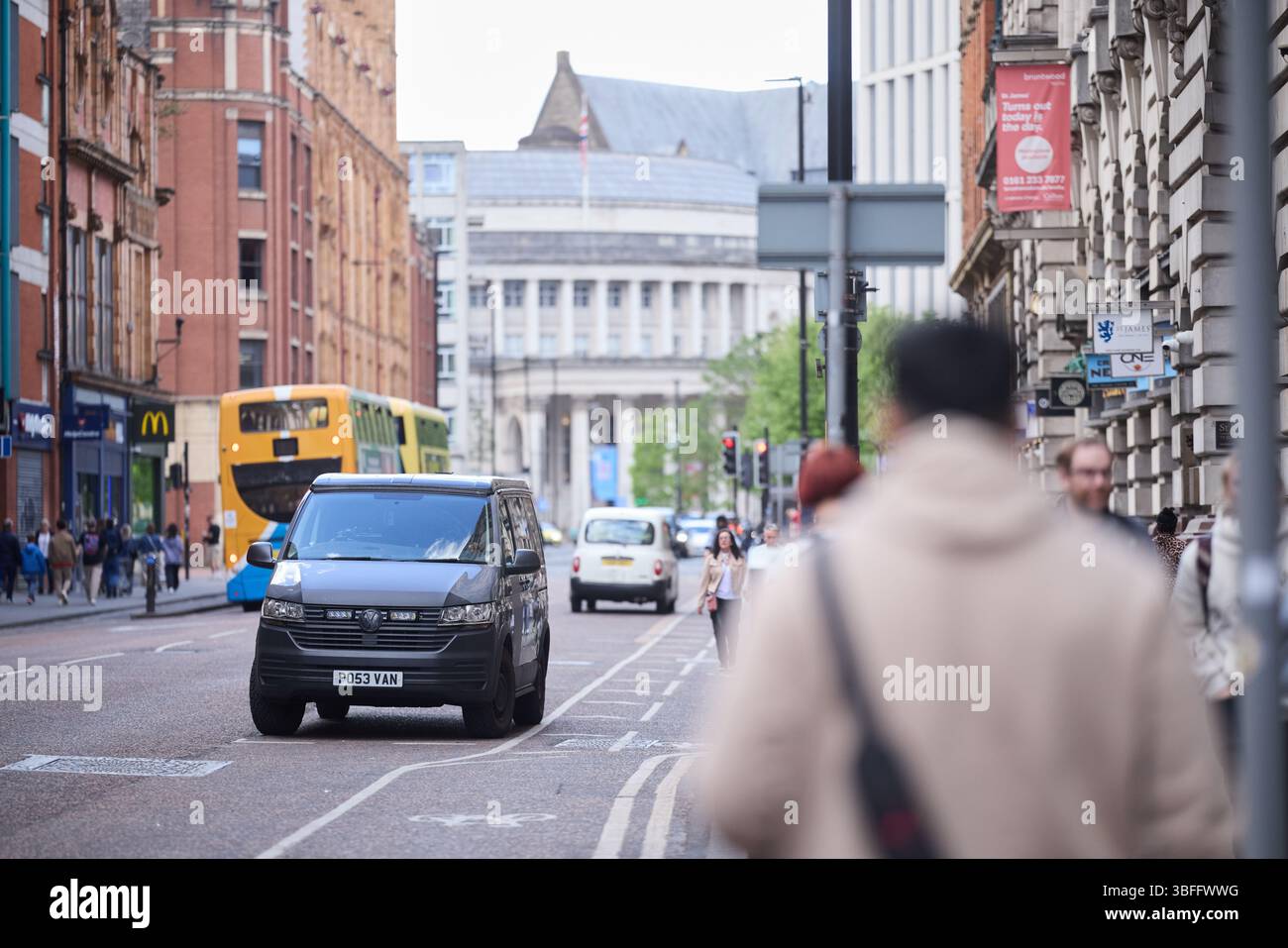 VW Transporter camper parcheggiato ina. Ampio parcheggio nel centro della città Foto Stock