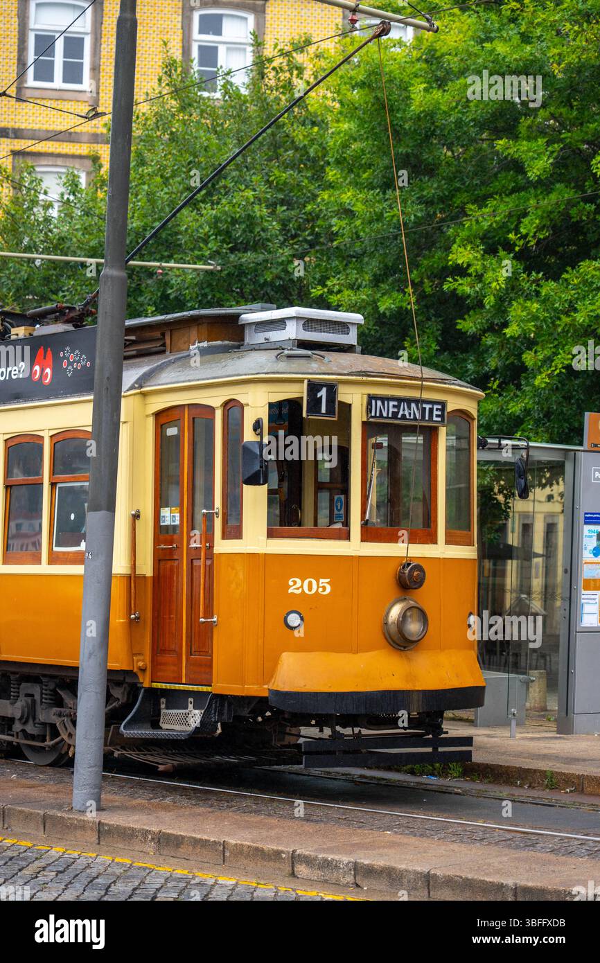 Porto, Portogallo - 12 maggio 2024: Un dettagliato primo piano della parte anteriore di un classico tram d'epoca giallo e arancione, che mostra il suo design e il suo numero, parcheggiato Foto Stock