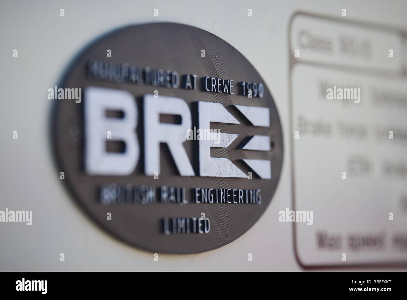 Il Crewe Heritage Centre, dedicato al patrimonio ferroviario della città, ha raffigurato una targa di classe 90, la località è stata costruita a Crewe Foto Stock