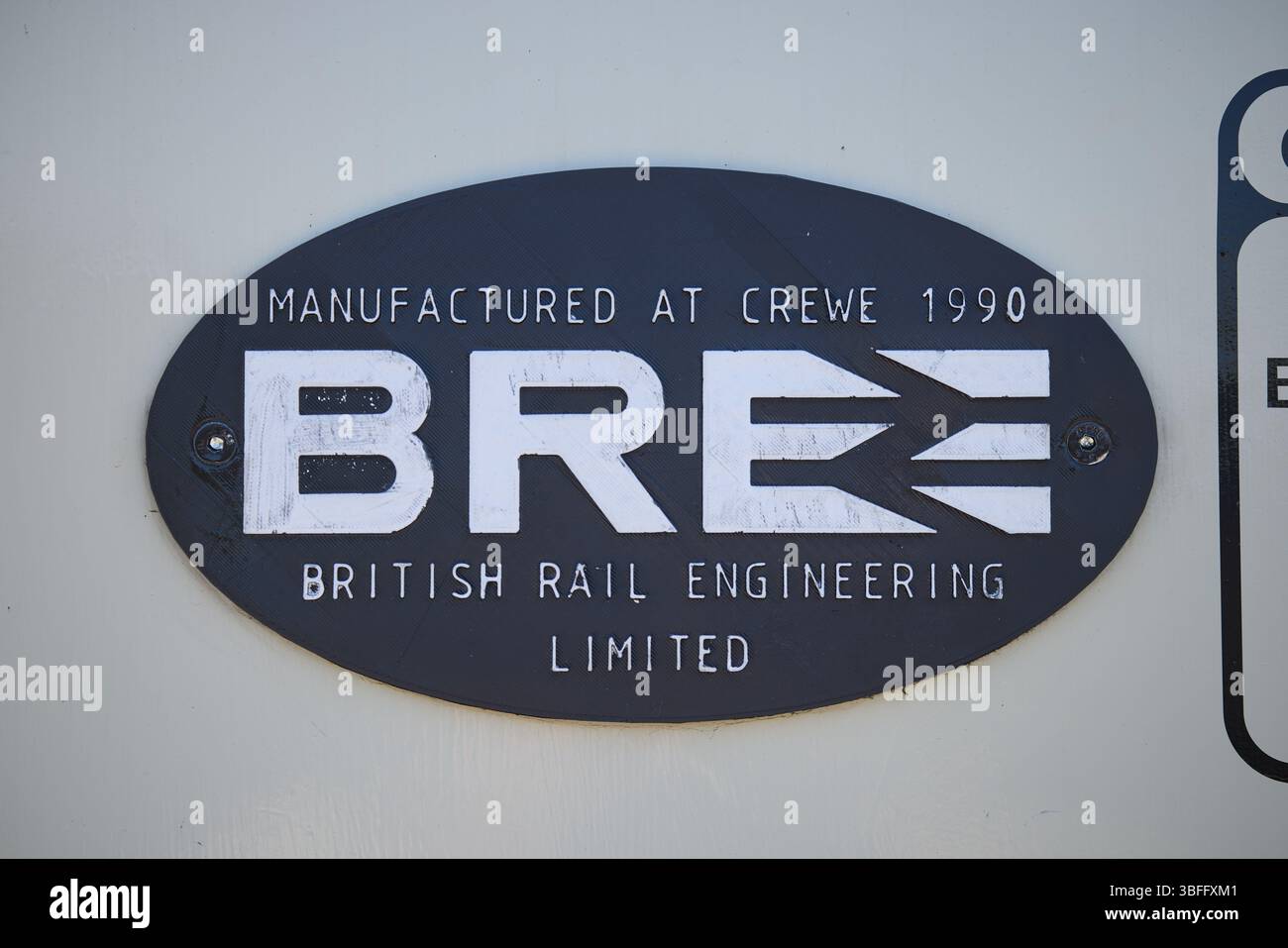 Il Crewe Heritage Centre, dedicato al patrimonio ferroviario della città, ha raffigurato una targa di classe 90, la località è stata costruita a Crewe Foto Stock