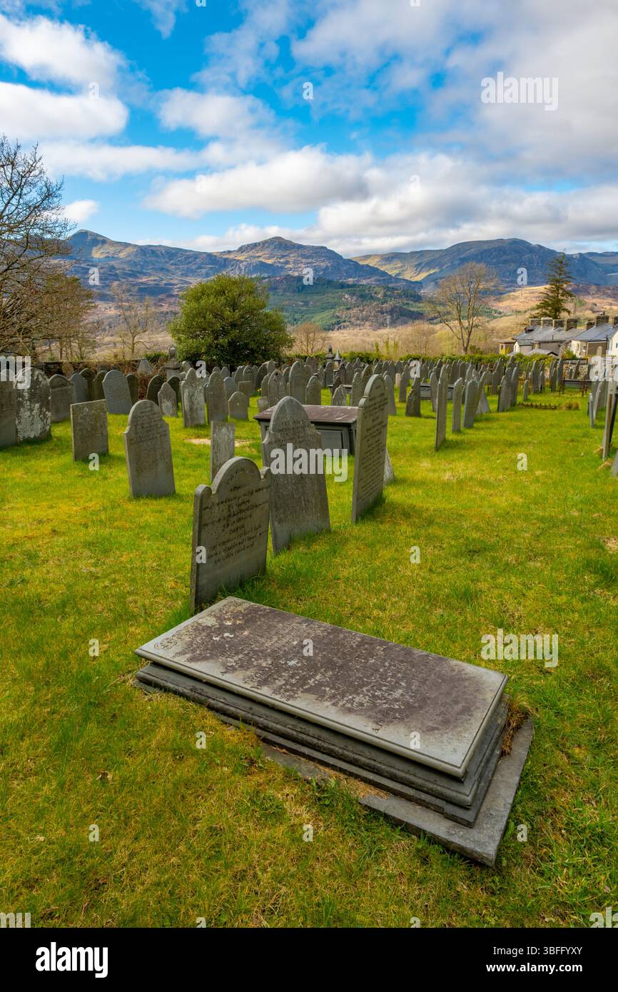 Tombe nel cimitero della chiesa di San Michele Llan Ffestiniog Galles del Nord Foto Stock