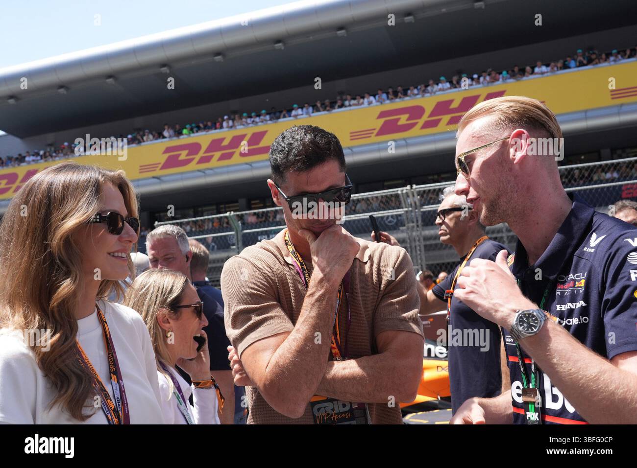 Barcellona, spagnolo. 1 giugno 2025. 01.06.2025, Circuit de Catalunya, Barcellona, Formula 1 Aramco Gran Premio di Spagna 2025, nella foto il calciatore del FC Barcelona Robert Lewandowski con la moglie Anna Lewandowska. Credito: dpa/Alamy Live News Foto Stock