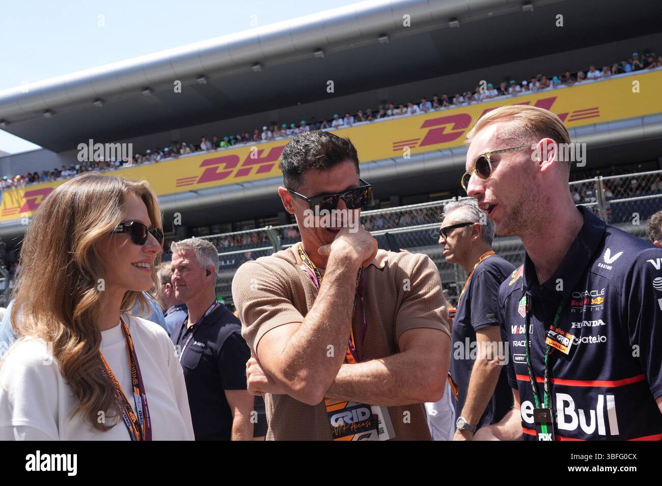 Barcellona, spagnolo. 1 giugno 2025. 01.06.2025, Circuit de Catalunya, Barcellona, Formula 1 Aramco Gran Premio di Spagna 2025, nella foto il calciatore del FC Barcelona Robert Lewandowski con la moglie Anna Lewandowska. Credito: dpa/Alamy Live News Foto Stock