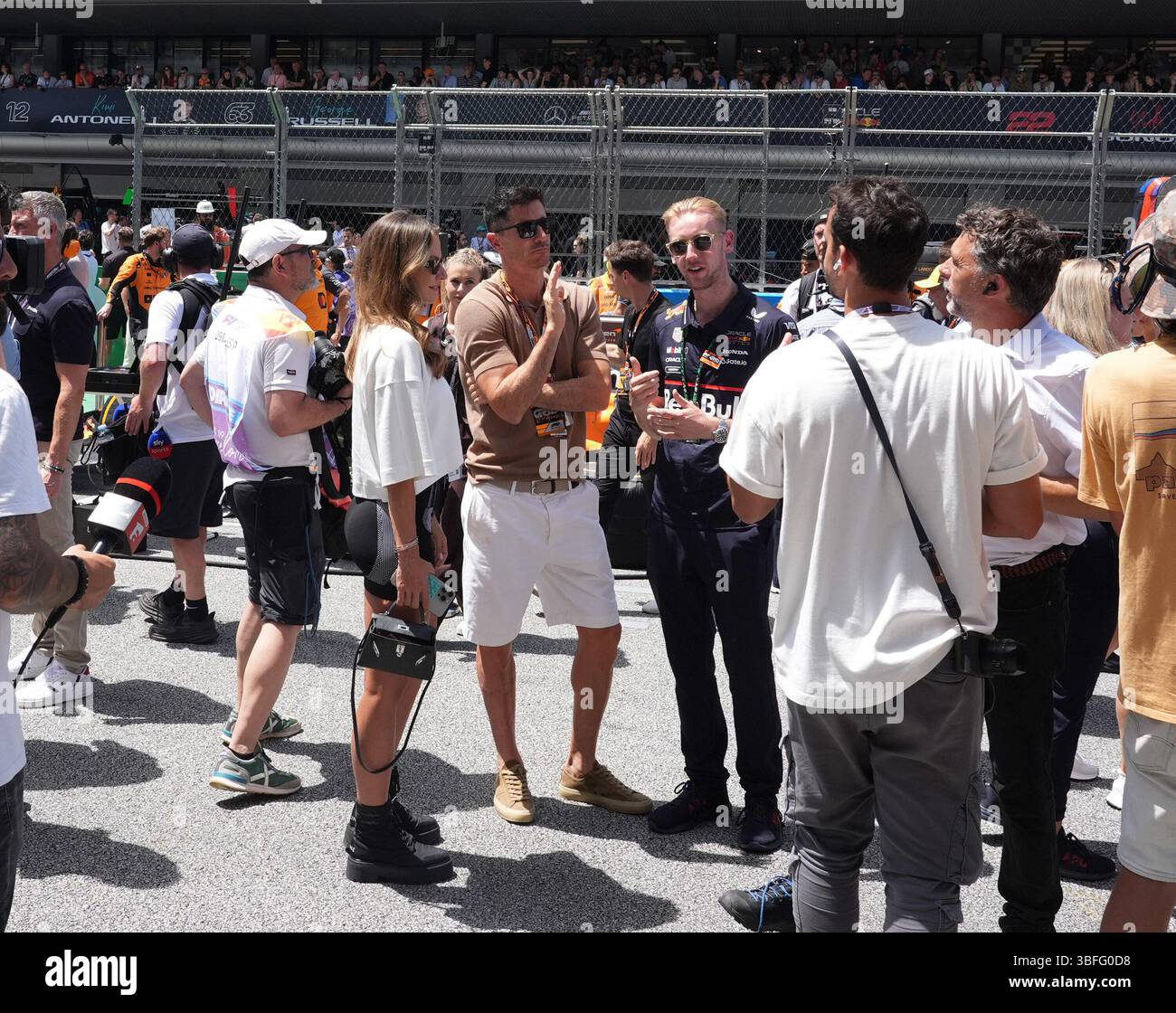 Barcellona, spagnolo. 1 giugno 2025. 01.06.2025, Circuit de Catalunya, Barcellona, Formula 1 Aramco Gran Premio di Spagna 2025, nella foto il calciatore del FC Barcelona Robert Lewandowski con la moglie Anna Lewandowska. Credito: dpa/Alamy Live News Foto Stock