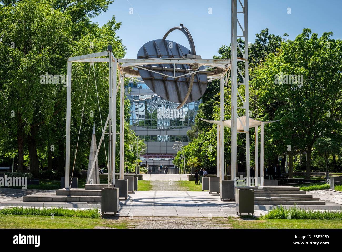 Jardin Atlantique, situato nel 15° arrondissement di Parigi, sul tetto che copre i binari e le piattaforme della stazione ferroviaria Gare Montparnasse Foto Stock