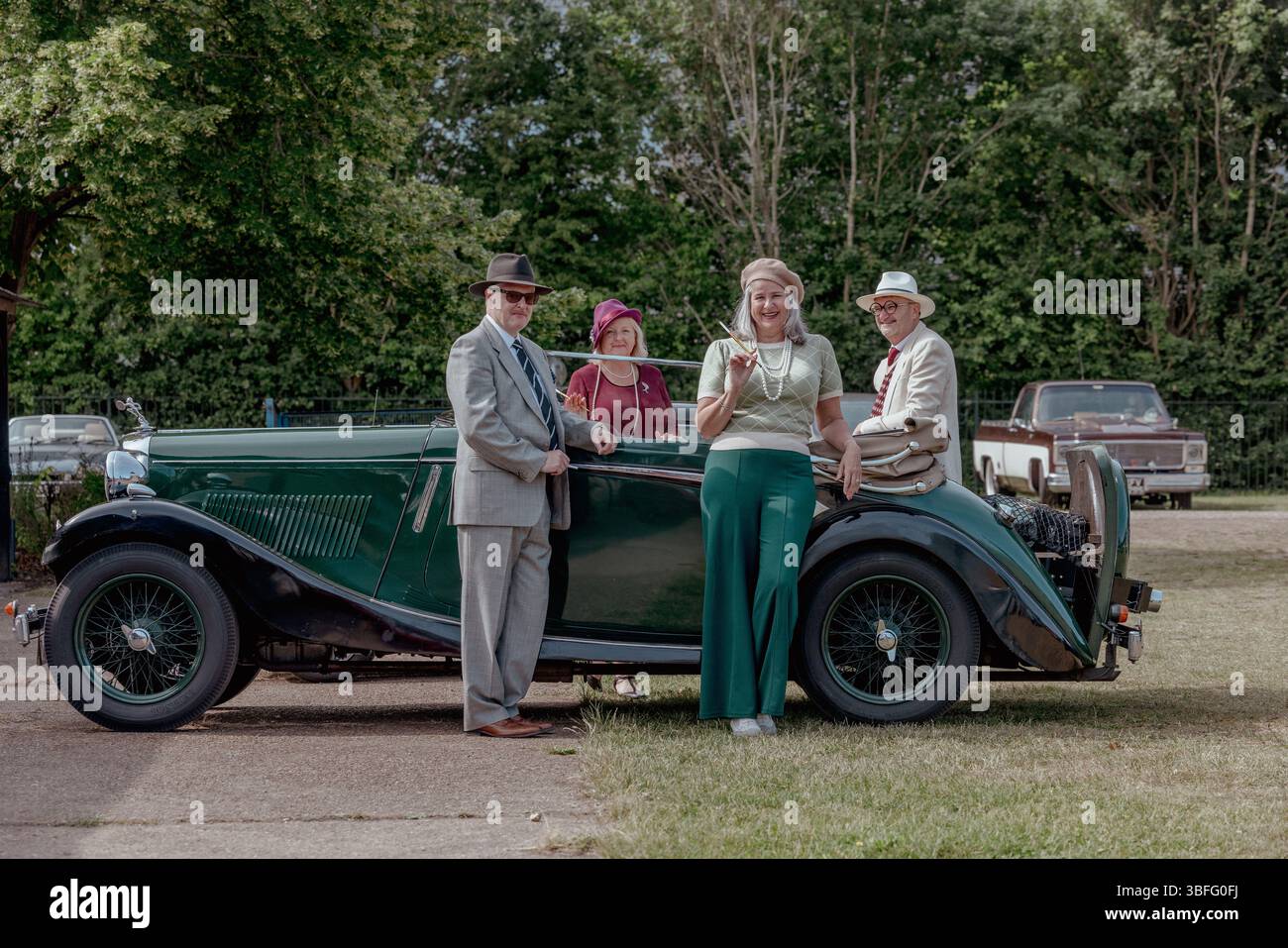 1935 British Salmson S4C Drophead Coupé auto d'epoca con persone vestite con abiti vintage. Foto Stock