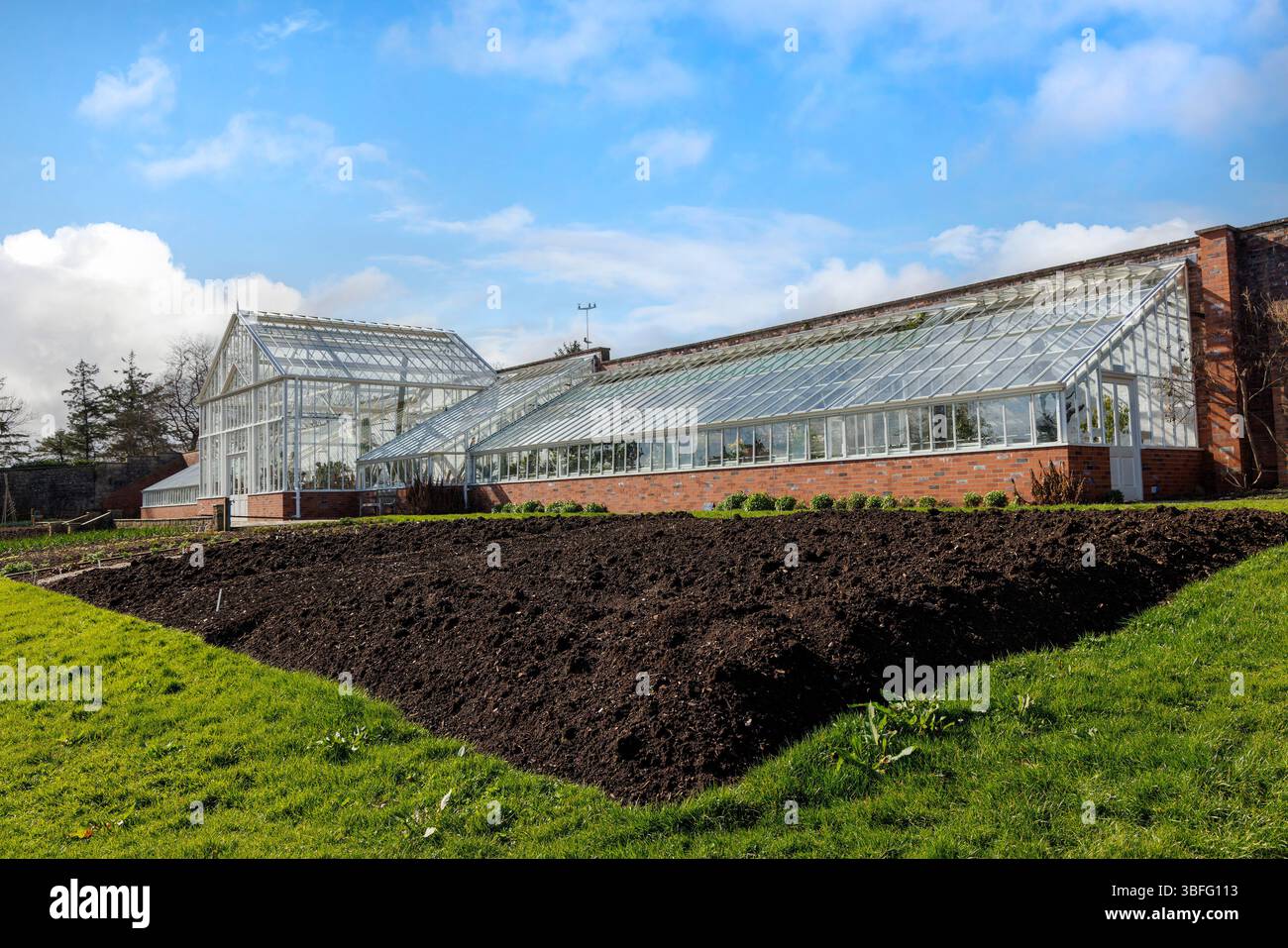 Greenhouse and Prepared Ground for Planting, Dyffryn House, Glamorgan, Wales, UK Foto Stock
