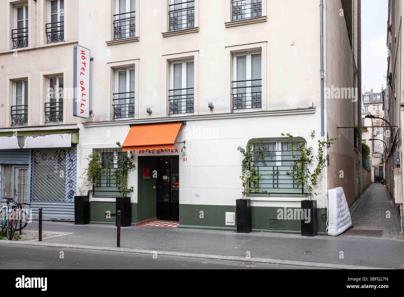 Piccolo hotel economico, Hötel Dalila, al 51 di Rue Letort nel quartiere Clignancourt di Parigi, Francia Foto Stock