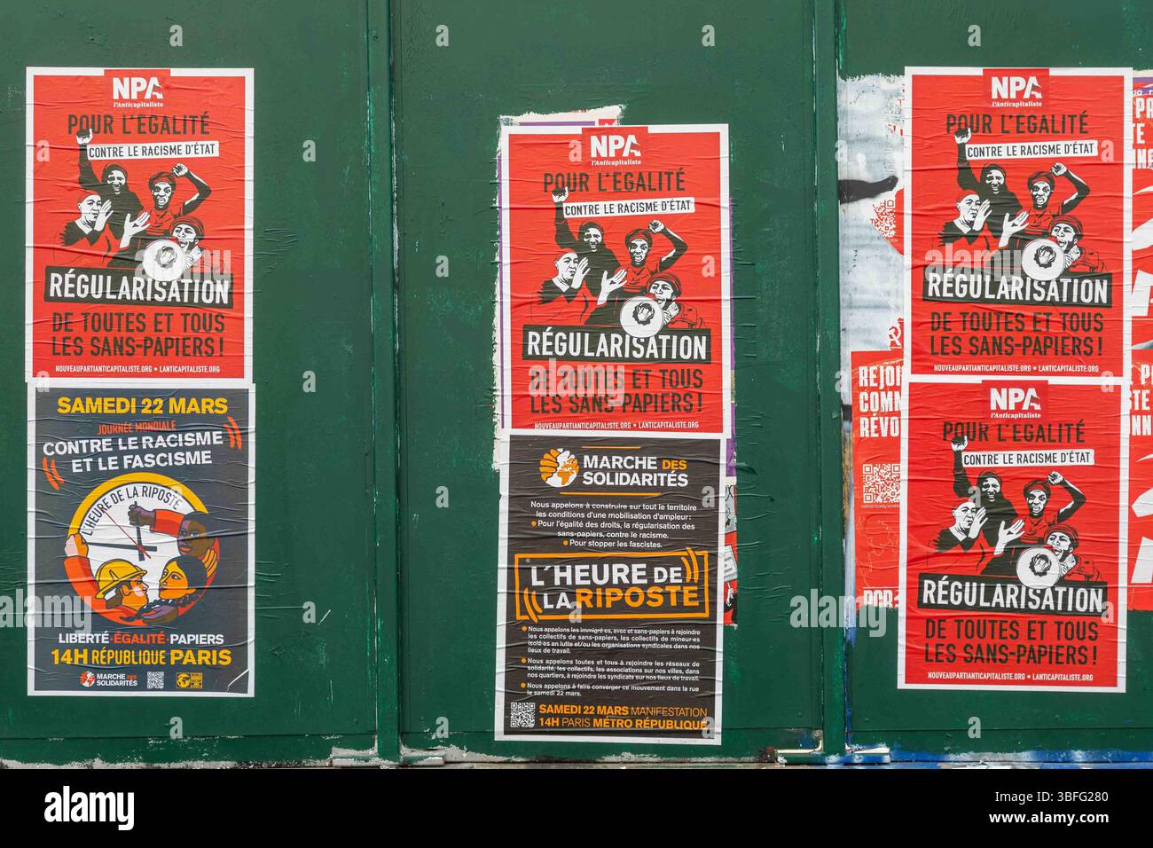Manifesti della campagna per i diritti degli immigrati di sinistra nel distretto di Clignancourt a Parigi, Francia Foto Stock