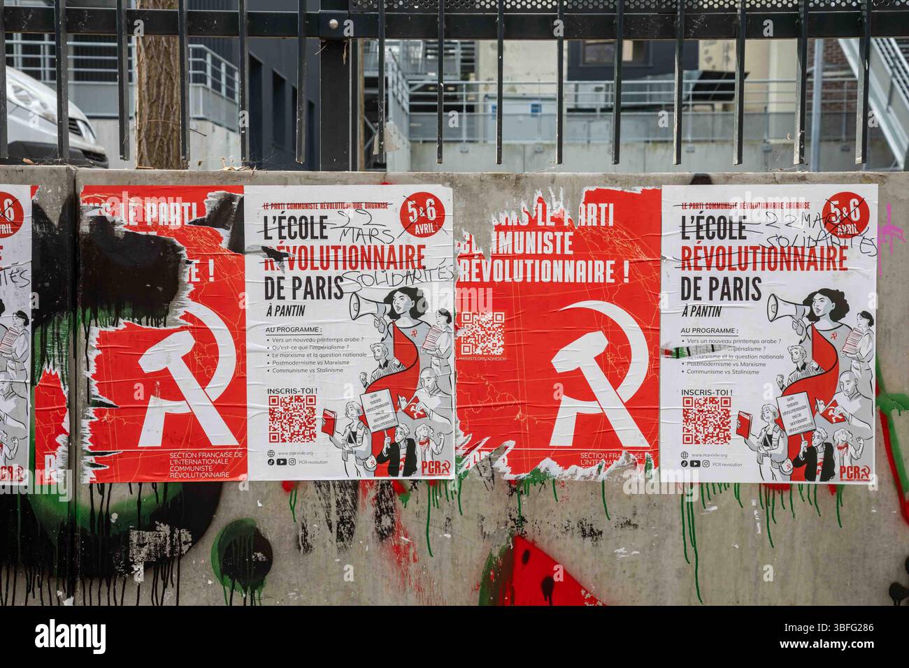 Manifesti comunisti strappati con martello e falce in Rue Francis de Croisset nel quartiere Clignancourt di Parigi, Francia Foto Stock