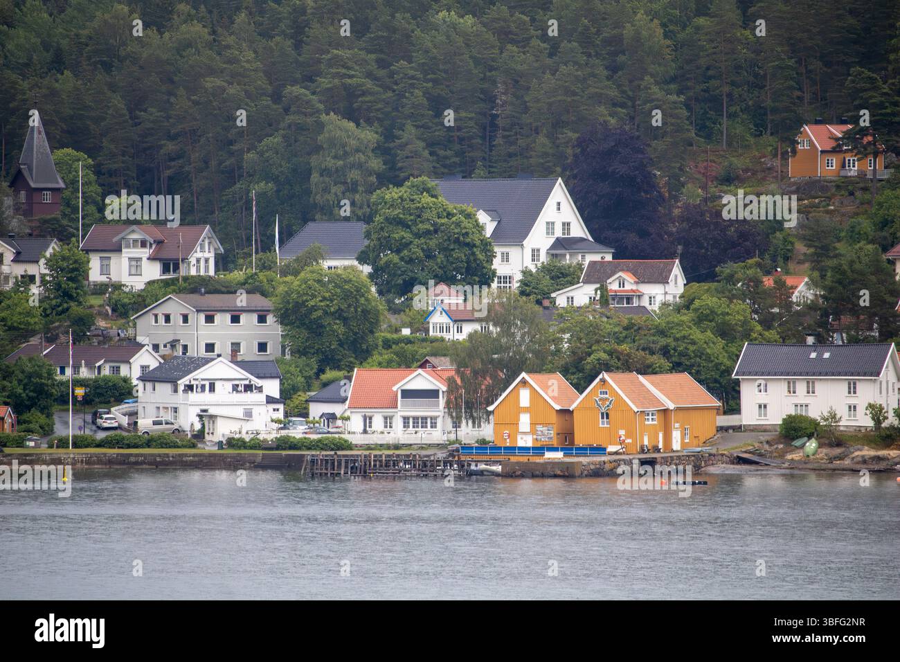 Norwegian gisches Küstendorf am Oslofjord – Bunte Holzhäuser und Sommeridyle a Norwegen Foto Stock