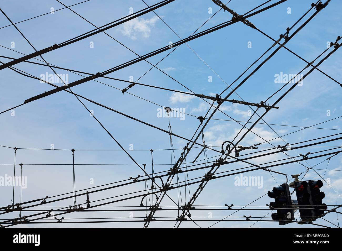 Oberleitungskreuzung des Salzburger o-Bus-Systems Foto Stock