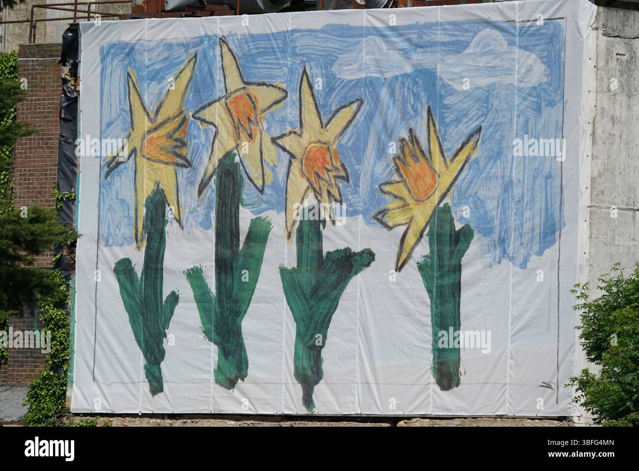 Grande striscione artistico con fiori gialli dipinti a mano e design Blue Sky. Portsmouth, Regno Unito Foto Stock