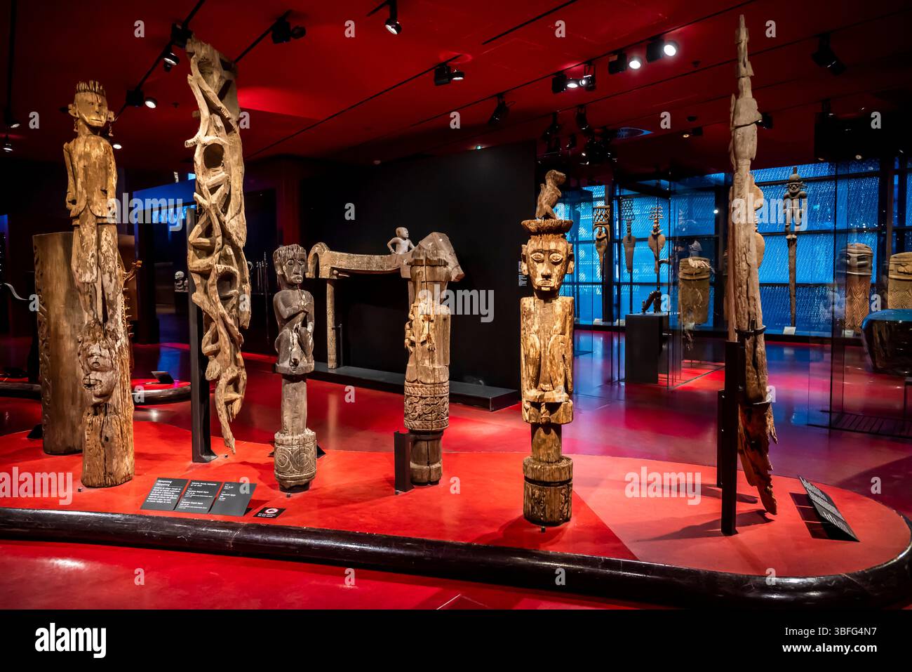 Sculture custode indonesiane, Musée du quai Branly - Jacques Chirac, un museo progettato da Jean Nouvel che presenta l'arte e le culture indigene Foto Stock