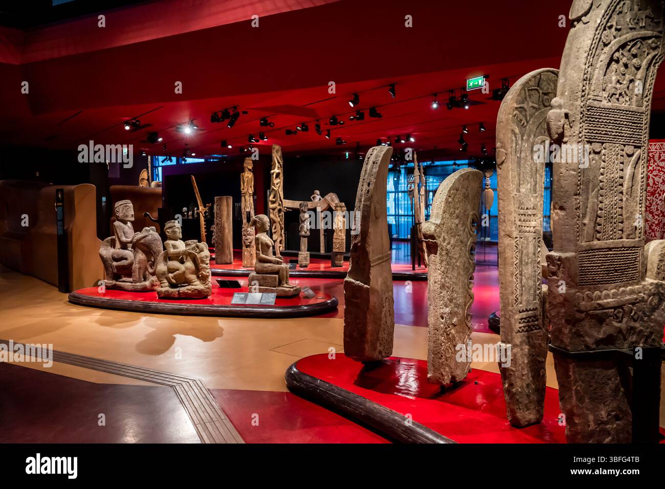 Sculture custode indonesiane, Musée du quai Branly - Jacques Chirac, un museo progettato da Jean Nouvel che presenta l'arte e le culture indigene Foto Stock