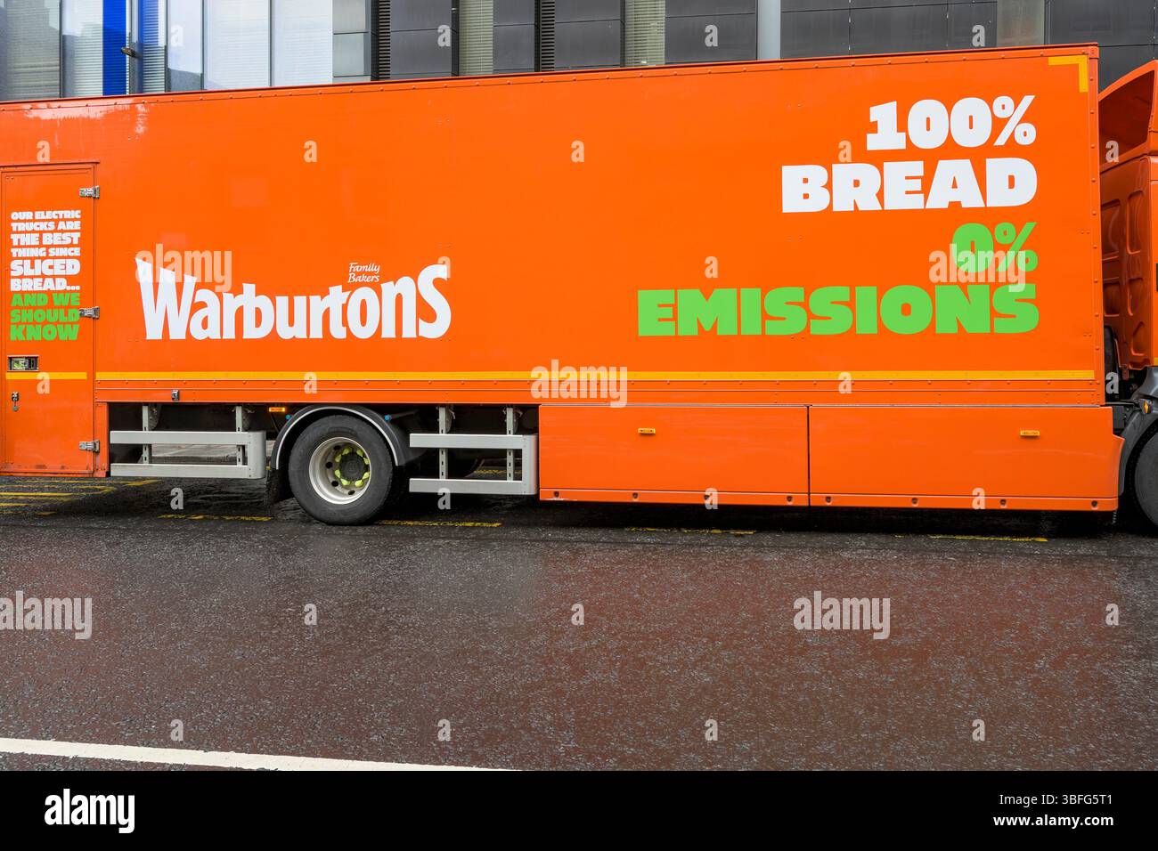 Warburtons Electric Delivery Truck parcheggiato in una strada cittadina, Glasgow, Scozia, Regno Unito, Europa Foto Stock