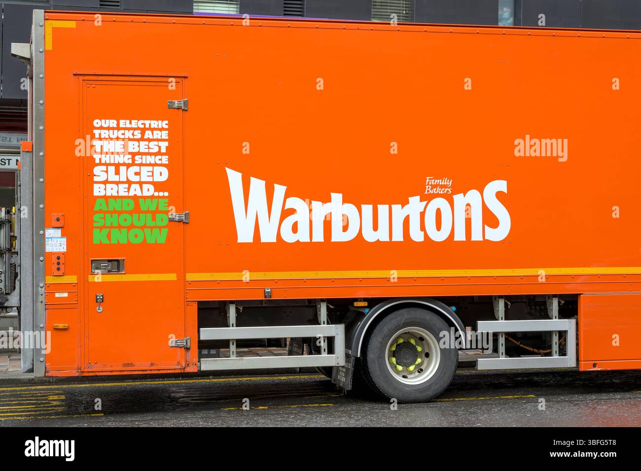 Warburtons Electric Delivery Truck parcheggiato in una strada cittadina, Glasgow, Scozia, Regno Unito, Europa Foto Stock