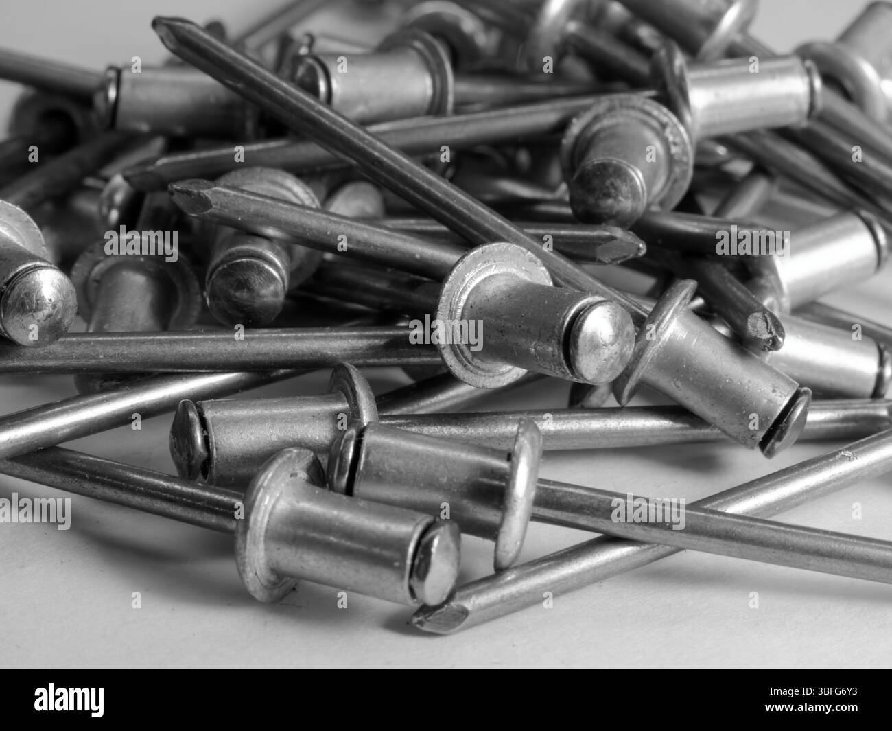 Primo piano di rivetti a strappo, con elementi di fissaggio in metallo adatti per varie applicazioni industriali Foto Stock