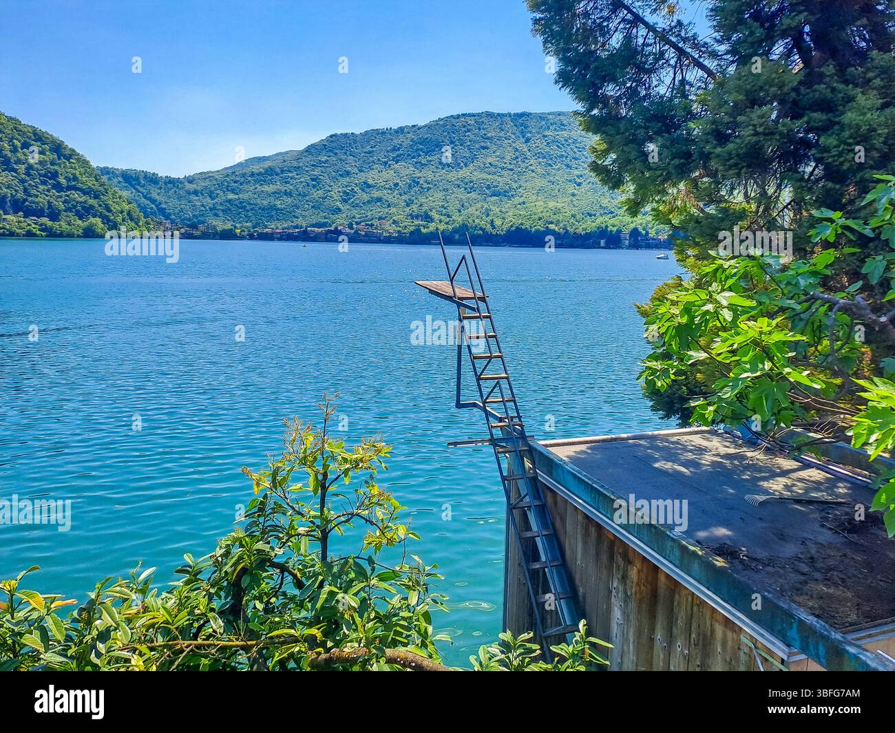Vacanze estive in Svizzera, torre subacquea sul lago di Lugano sullo sfondo delle montagne alpine, Kaslano,. Foto di alta qualità Foto Stock