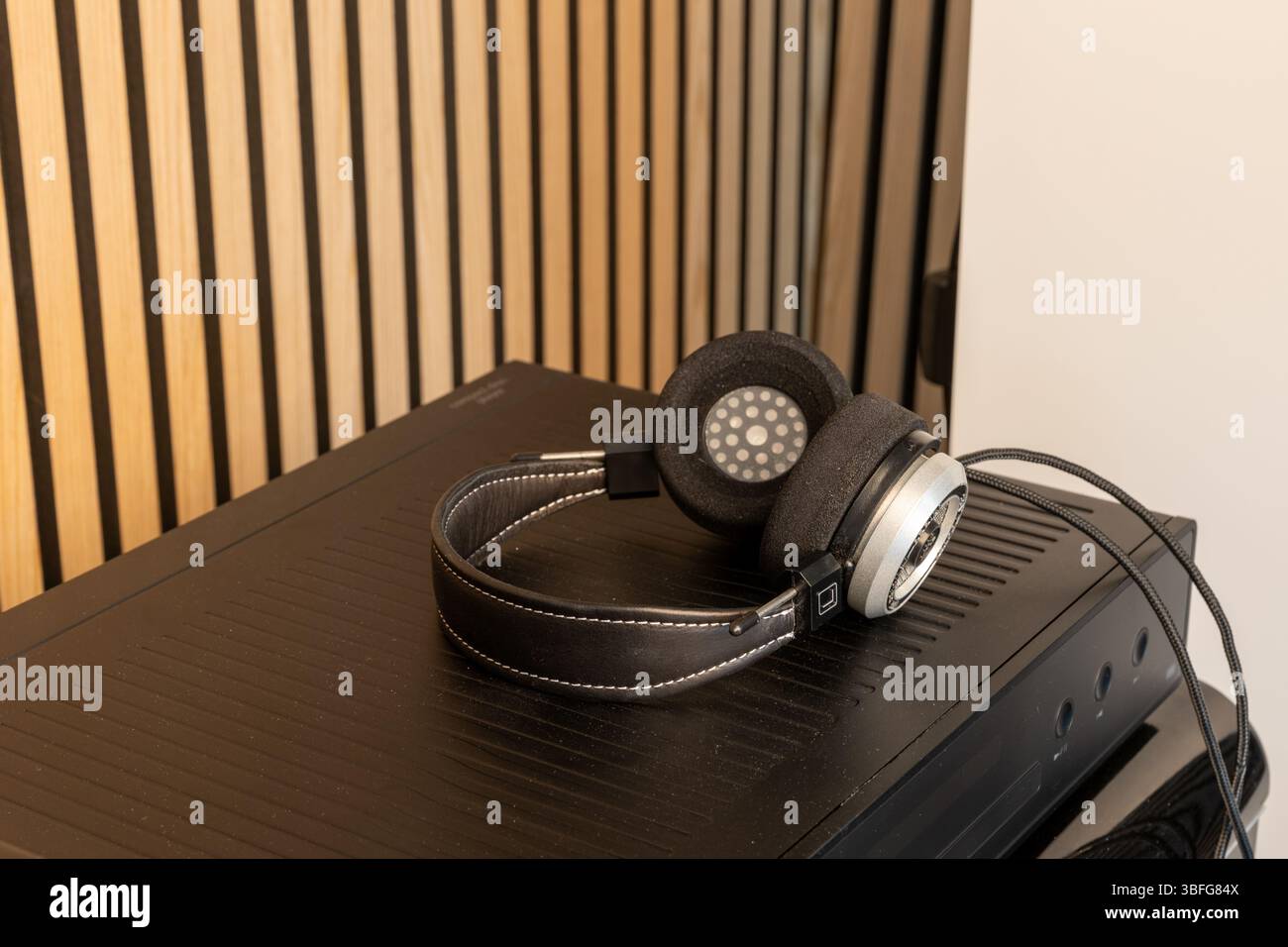 Paio di cuffie posizionate sulla parte superiore del lettore cd Foto Stock