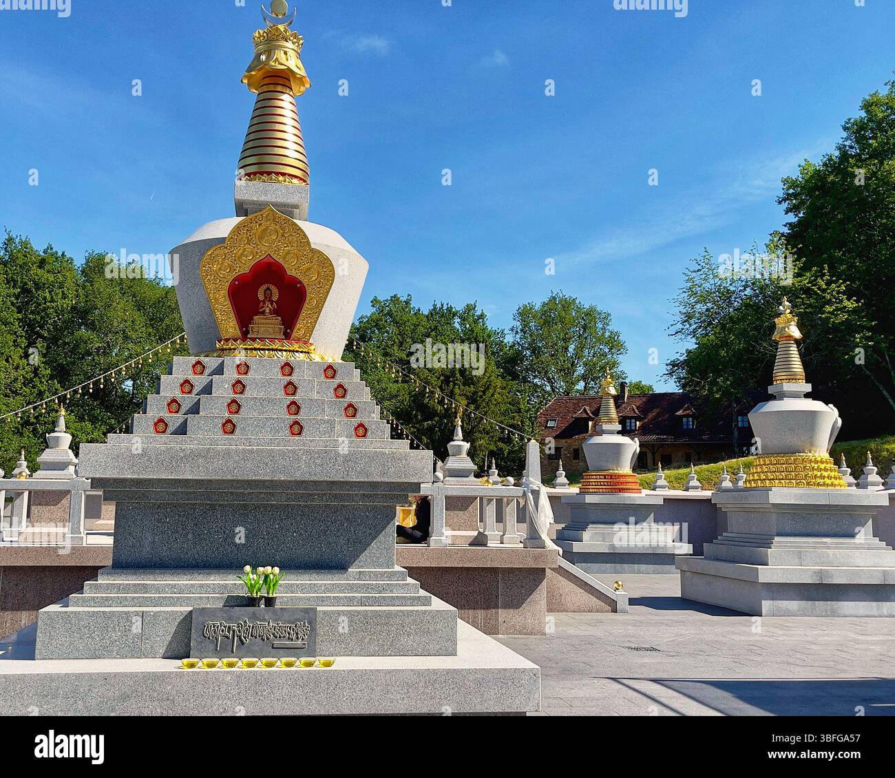 Gli adoratori buddisti meditano allo Stupas de Chanteloube a Saint Leon sur Vezere, nel cuore della campagna francese Foto Stock
