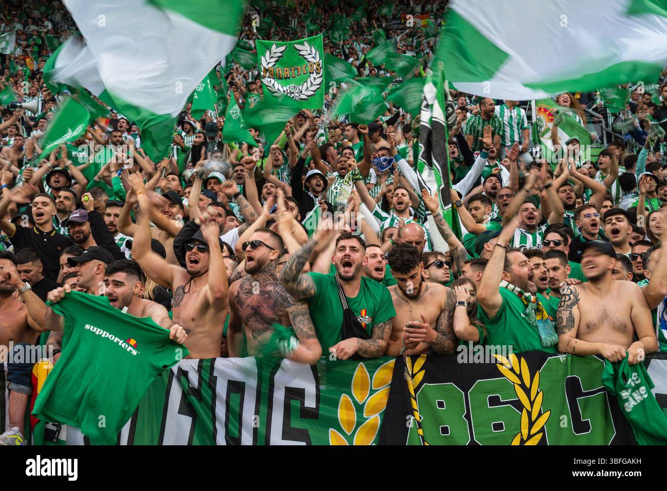 WROCLAW, POLONIA - 28 MAGGIO 2025: Finale di UEFA Conference League Real Betis - Chelsea 1:4. Sostenitori di Betis. Foto Stock