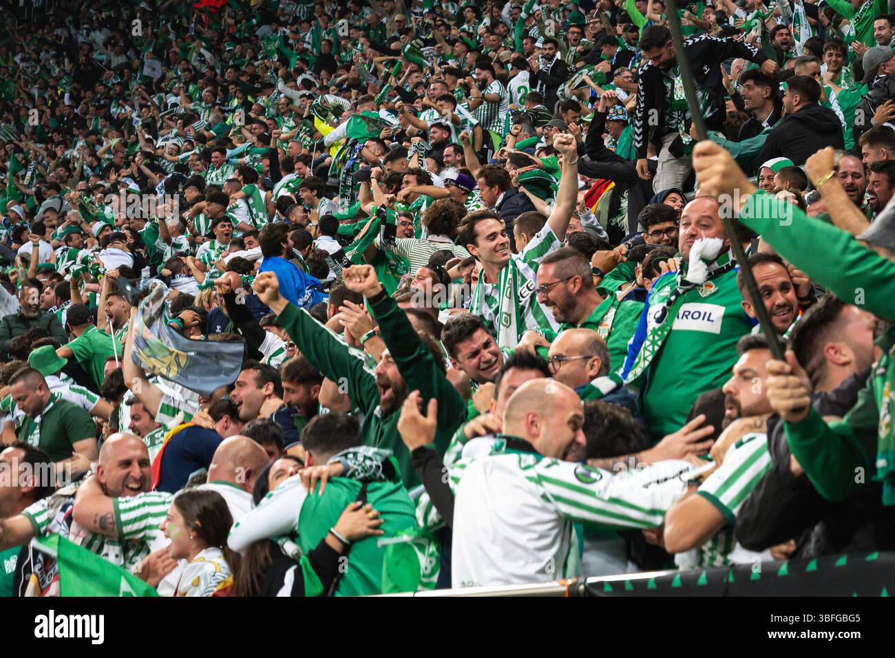 WROCLAW, POLONIA - 28 MAGGIO 2025: Finale di UEFA Conference League Real Betis - Chelsea 1:4. Tifosi Joy di Betis dopo aver segnato un gol. Foto Stock
