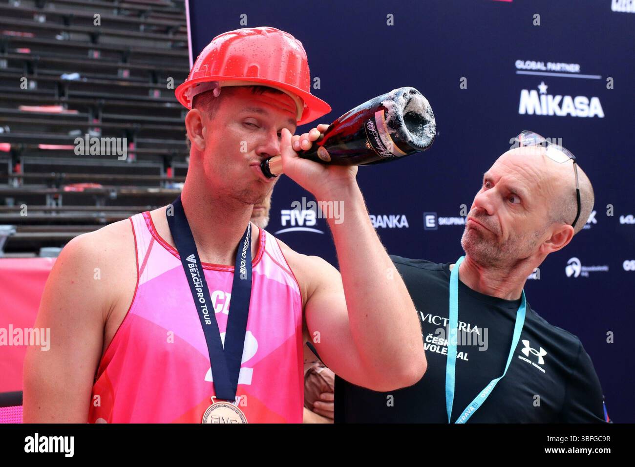 Ostrava, Tschechische Republik. 1 giugno 2025. Beach Pro Tour Ostrava, Beach volley, Elite16, Ostrava, 01.06.2025 Bild: Schweiner, David (CZE, n. 2) macht Witze mit Trainer credito: dpa/Alamy Live News Foto Stock