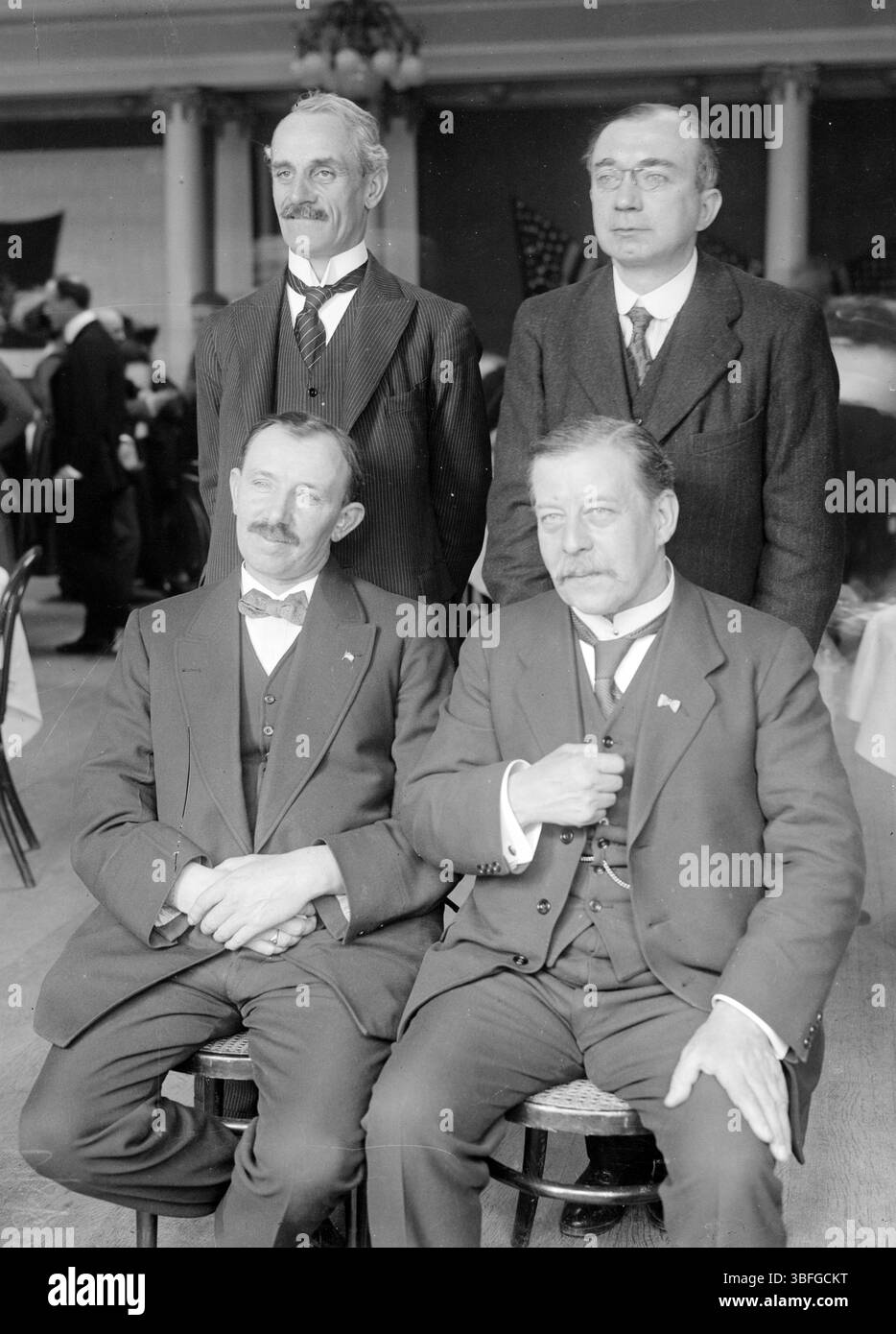 In piedi da sinistra a destra: Il politico britannico Joseph Davies e l'accademico britannico Heathcote William Garrod e seduto da sinistra a destra: Il sindacalista gallese James Henry Thomas e il sindacalista britannico Charles William Bowerman. Foto Stock