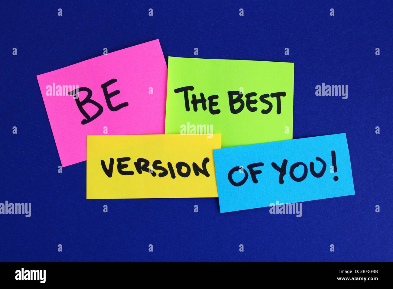 Note di carta colorata con la frase BE THE BEST VERSION OF YOU Foto Stock Note di carta colorata con la frase BE THE BEST VERSION OF YOU Foto Stock