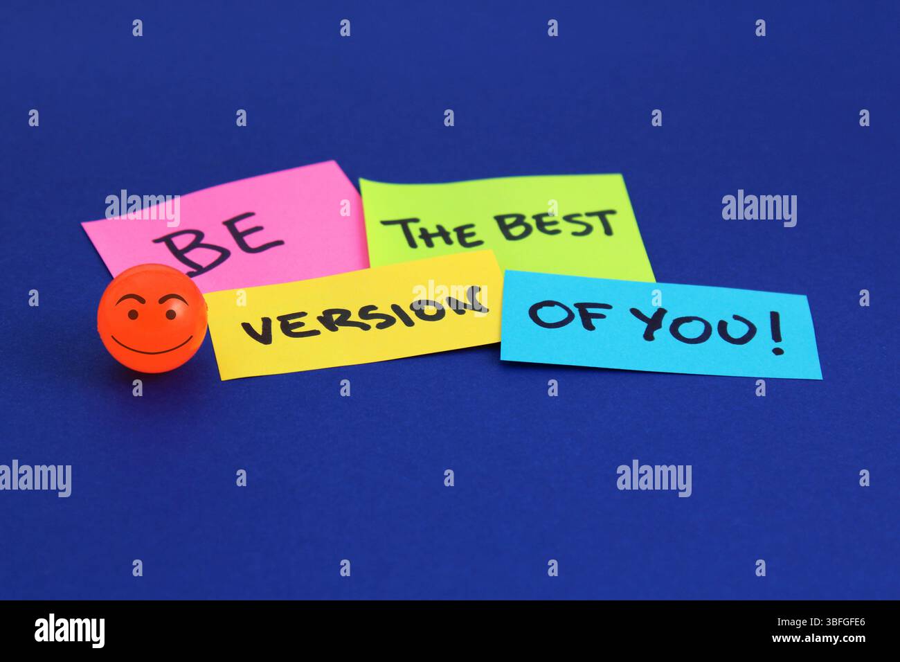 Happy Face accanto alla frase BE THE BEST VERSION OF YOU Foto Stock