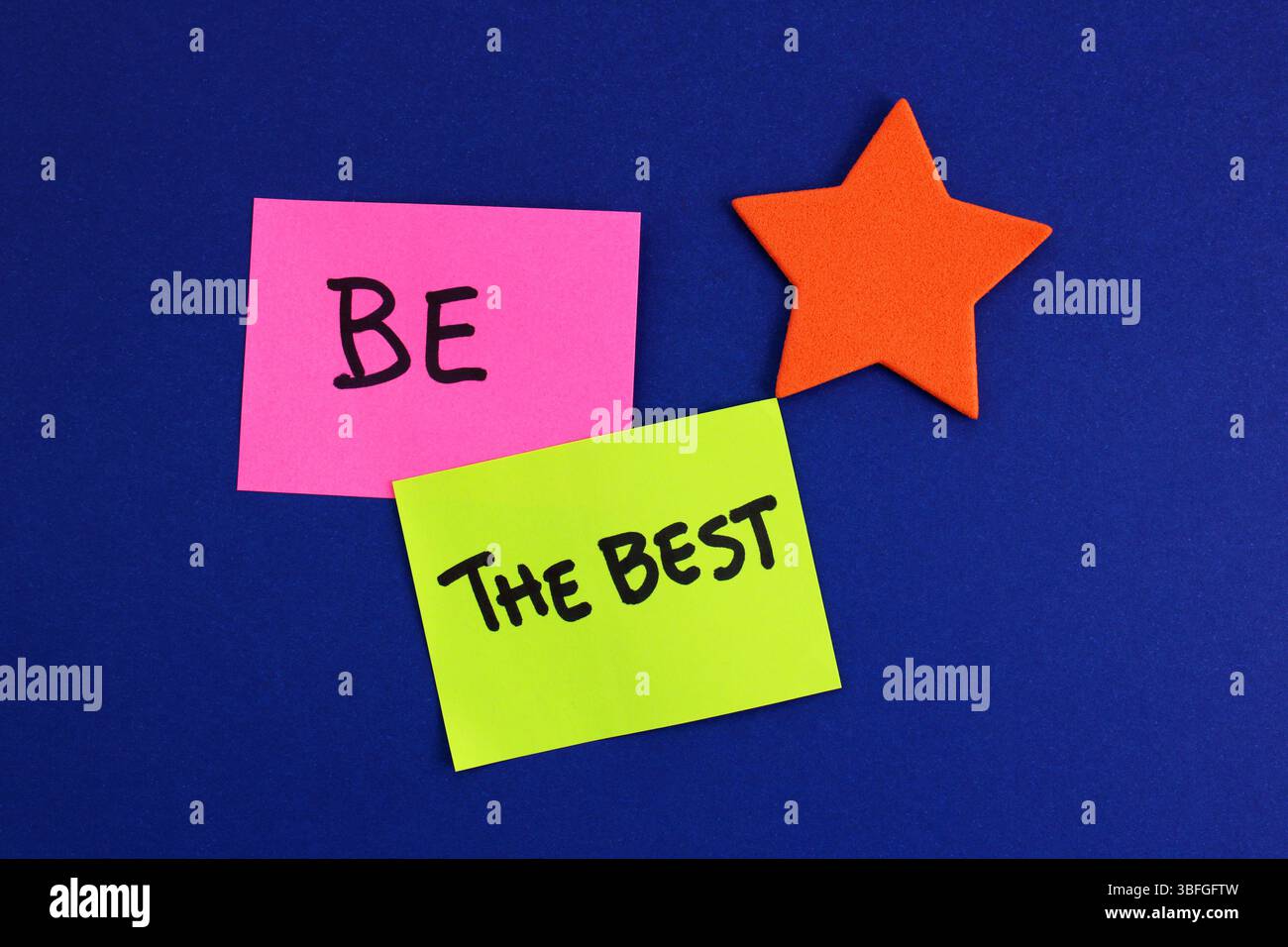 Stella accanto a note di carta colorate con la frase BE THE BEST Foto Stock Stella accanto a note di carta colorate con la frase BE THE BEST Foto Stock