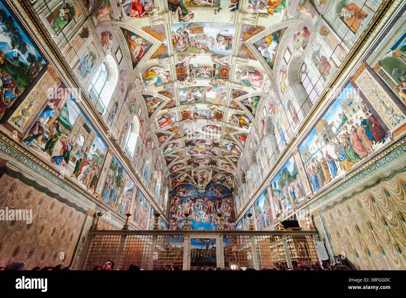 Roma. Città del Vaticano, Musei Vaticani. All'interno della Cappella Sistina, la meraviglia degli affreschi di Michelangelo Buonarroti. Il giudizio universale. Foto Stock