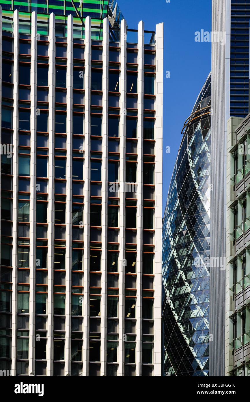 Londra, Regno Unito - 2 aprile 2025; grattacieli della City of London con un assaggio del 30 St Mary Axe the Gherkin Foto Stock