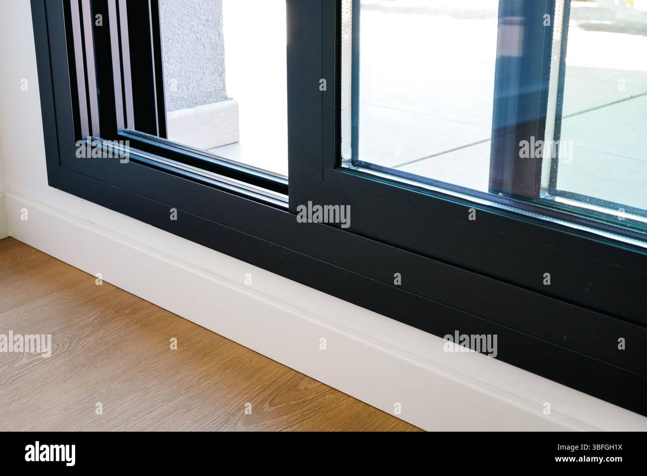 Finestra in uPVC con doppi vetri per ridurre significativamente l'energia di riscaldamento e raffreddamento Foto Stock