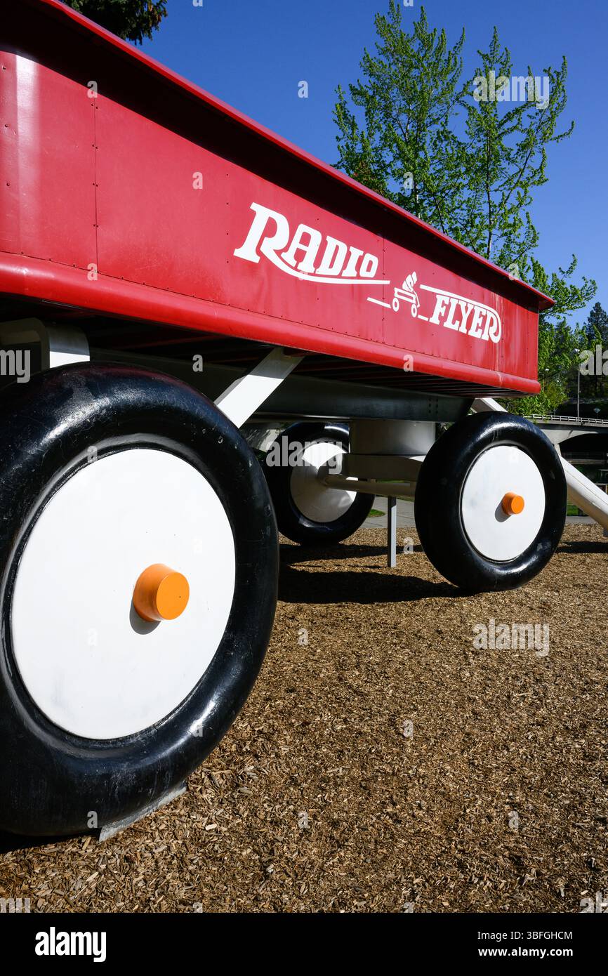 Spokane, WA, USA - 2 maggio 2025; primo piano dell'infanzia Express radio Flyer, grande vagone rosso nel Riverside Park di Ken Spiering Foto Stock