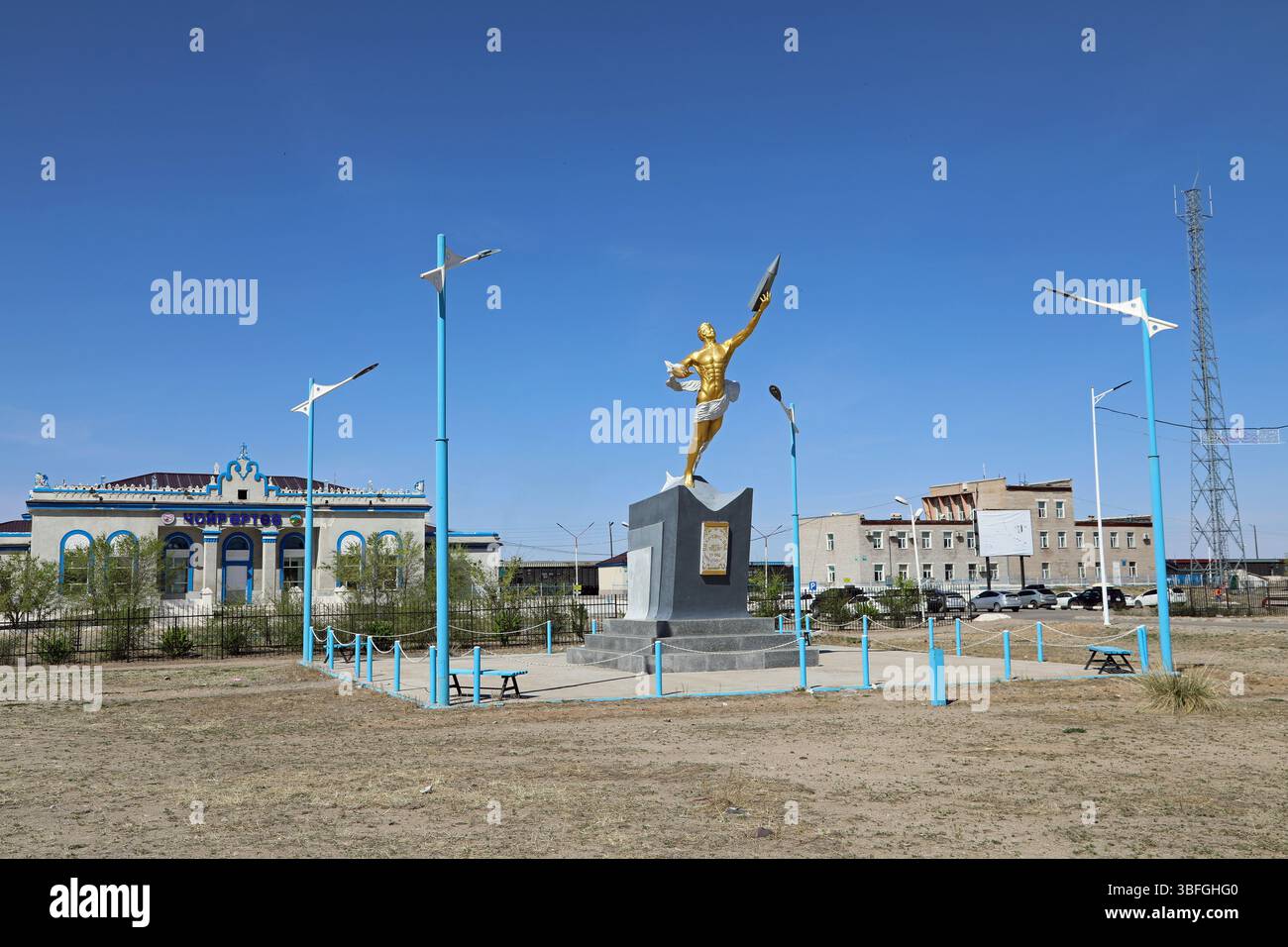 Statua dorata di Yuri Gagarin nel coro per commemorare il primo cosmonauta mongolo Foto Stock