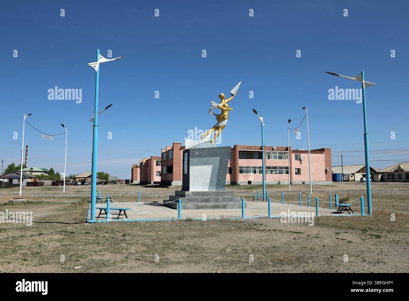 Statua dorata di Yuri Gagarin nel coro per commemorare il primo cosmonauta mongolo Foto Stock