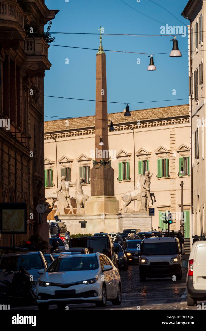 Salendo in salita fino a Piazza del Quirinale, sede del Palazzo del Quirinale, residenza del Presidente della Repubblica d'Italia. Foto Stock