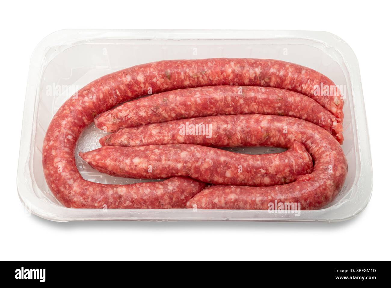 Salsiccia con semi di finocchio in un vassoio di plastica trasparente isolato su bianco con percorso di ritaglio incluso Foto Stock