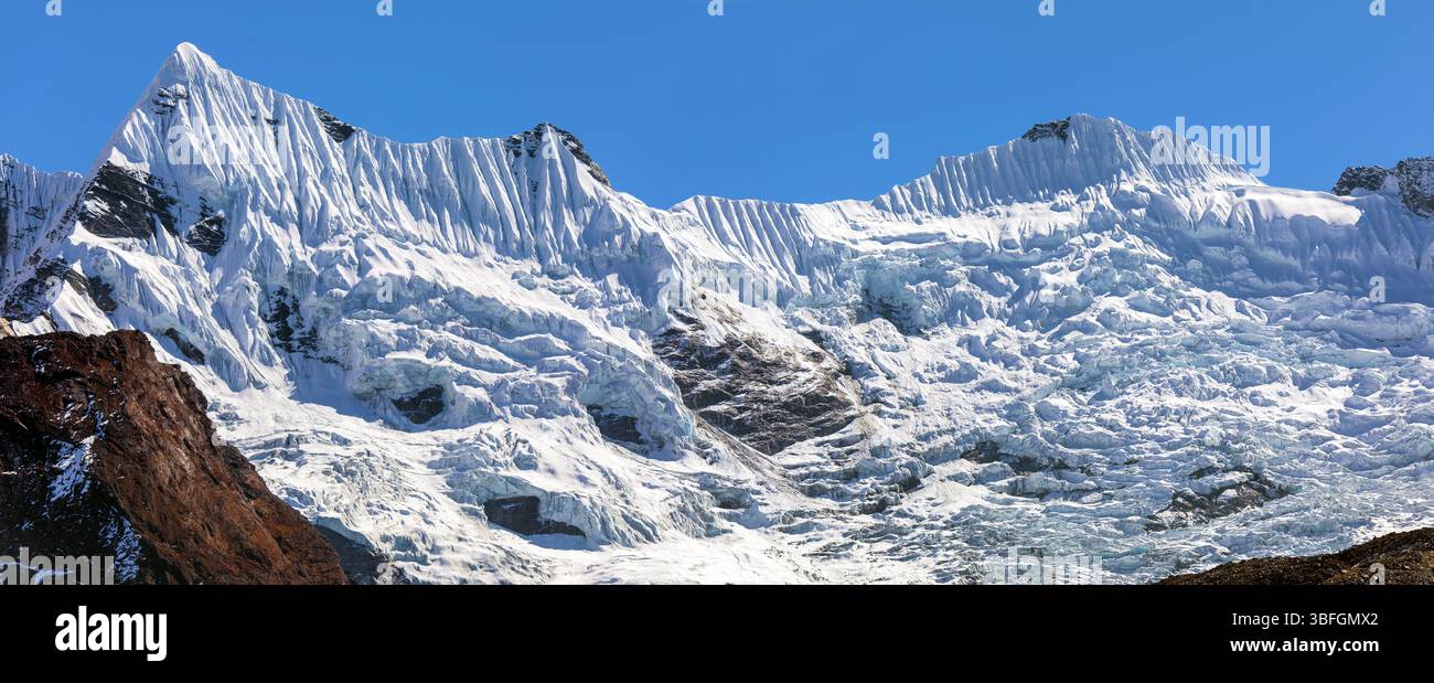 Montagna con seraci glaciali ghiacciati, serac ghiacciato, splendide montagne dell'Himalaya nella valle di Khumbu, vicino alla vetta ama Dablam sulla strada per la base del monte Everest Foto Stock