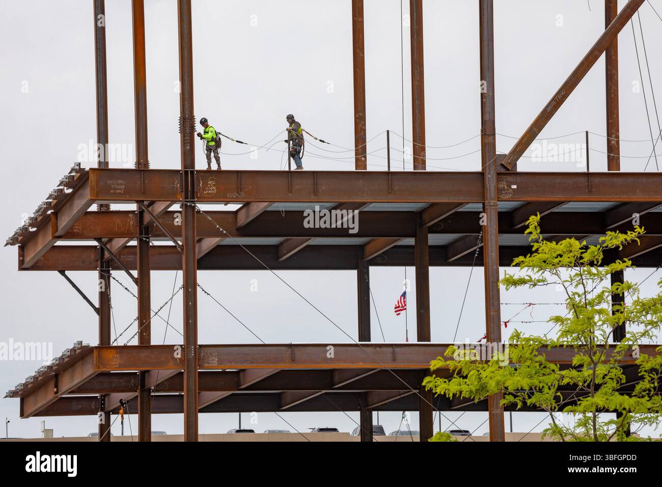 Detroit, Michigan - i lavoratori cordano le linee di sicurezza mentre l'acciaio strutturale aumenta su un'espansione da 2,2 miliardi di dollari del campus principale dell'Henry Ford Hospital. Completamento Foto Stock