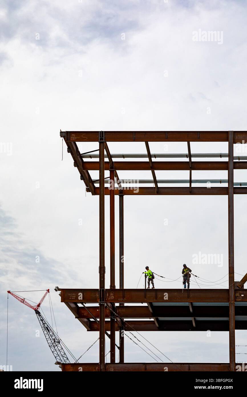Detroit, Michigan - i lavoratori cordano le linee di sicurezza mentre l'acciaio strutturale aumenta su un'espansione da 2,2 miliardi di dollari del campus principale dell'Henry Ford Hospital. Completamento Foto Stock