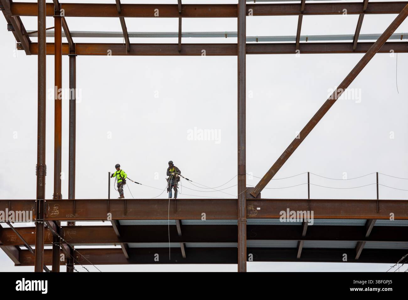 Detroit, Michigan - i lavoratori cordano le linee di sicurezza mentre l'acciaio strutturale aumenta su un'espansione da 2,2 miliardi di dollari del campus principale dell'Henry Ford Hospital. Completamento Foto Stock
