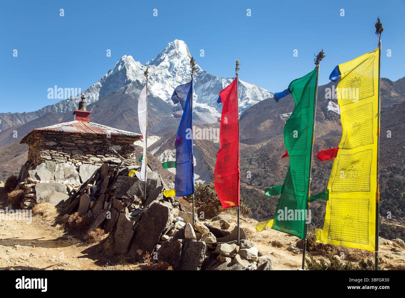 Monte ama Dablam con bandiere di preghiera buddiste, muro di preghiera e tempio, via per il campo base del monte Everest, le montagne dell'Himalaya Nepal Foto Stock