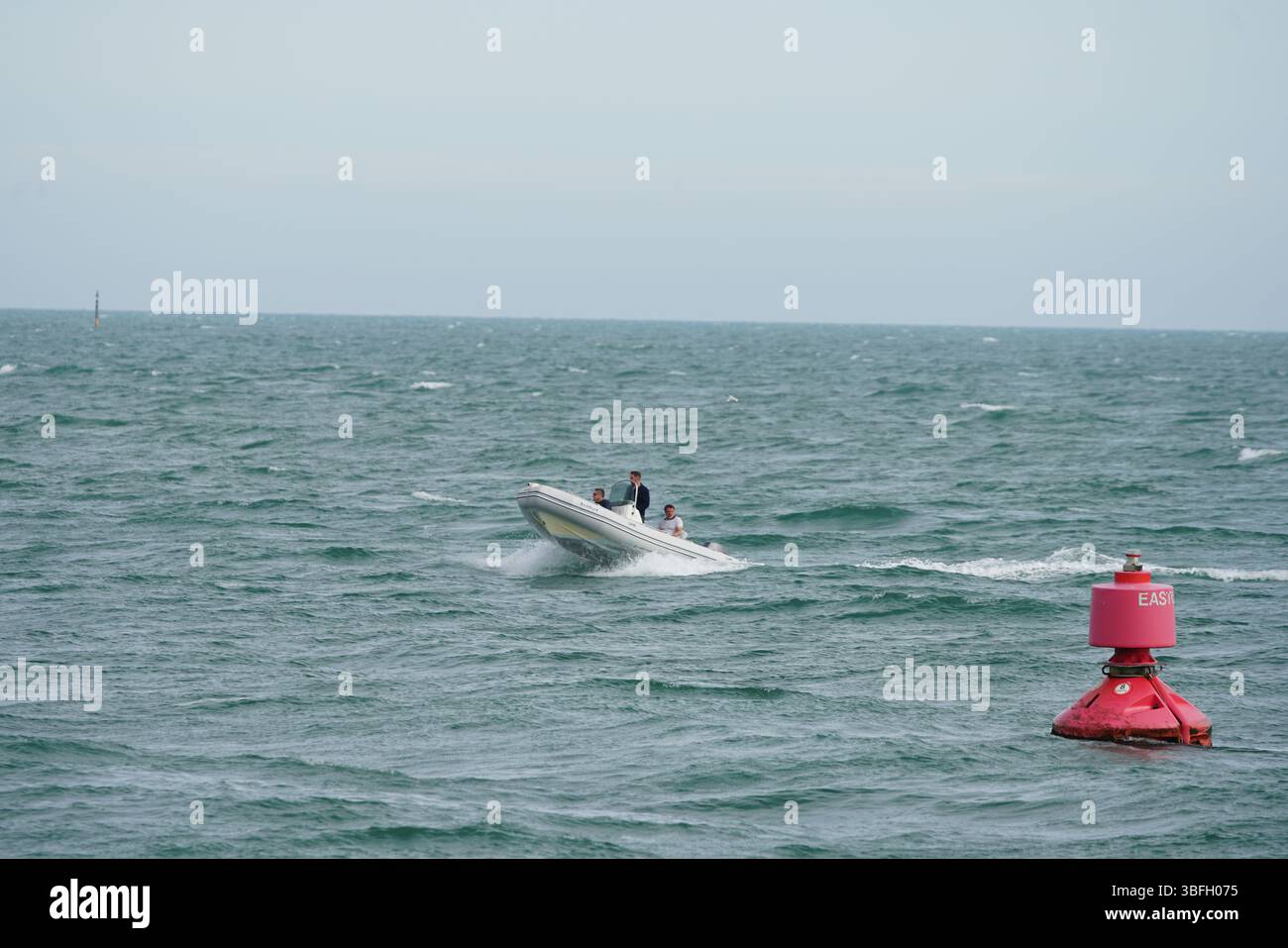 Crociera in motoscafo vicino all'Ocean Buoy sotto il cielo azzurro. Hayling Island, Regno Unito Foto Stock