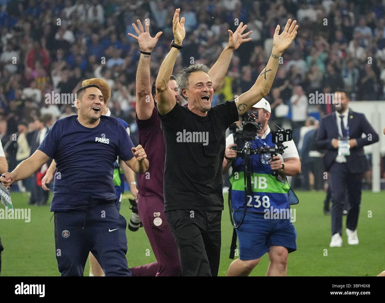 Monaco, Germania. 31 maggio 2025. L'allenatore del Paris Saint-Germain Luis Enrique e lo staff celebrano la vittoria della UEFA Champions League 2025 dopo l'ultima partita contro l'Inter all'arena di Monaco di Baviera, in Germania. Crediti: Oleksandr Prykhodko/Alamy Live News Foto Stock